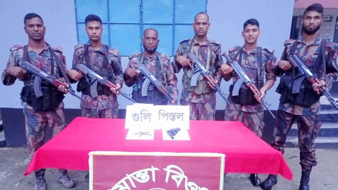 মহেশপুর সীমান্তে অস্ত্র-গুলি রেখে ভারতে পালালো ২ যুবক