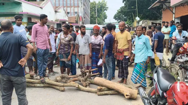 সারের দাবিতে শৈলকূপায় কৃষকদের সড়ক অবরোধ