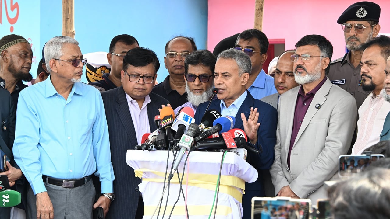 মহাখালী বাস টার্মিনাল পরিদর্শন করলেন মন্ত্রী ও ডিএমপির কর্মকর্তারা