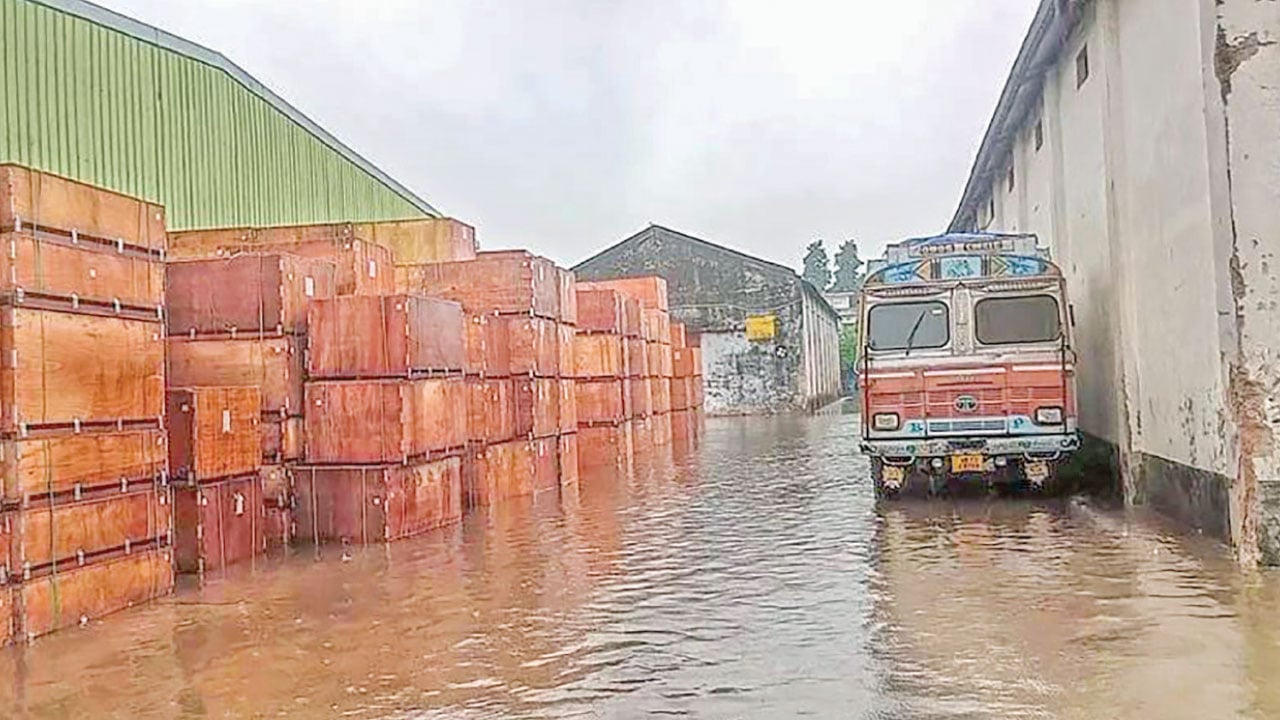 জলাবদ্ধতায় বেনাপোল বন্দরে নষ্ট হচ্ছে কোটি টাকার পণ্য