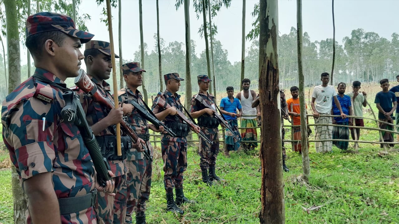 পুশইন ঠেকাতে সীমান্ত পাহারায় বিজিবির সঙ্গে স্থানীয়রা