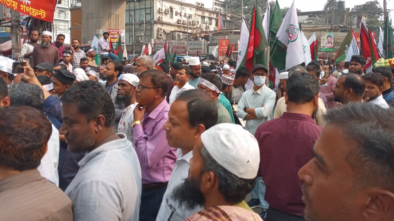 পল্টন মোড়ে জড়ো হচ্ছেন জামায়াত নেতা-কর্মীরা