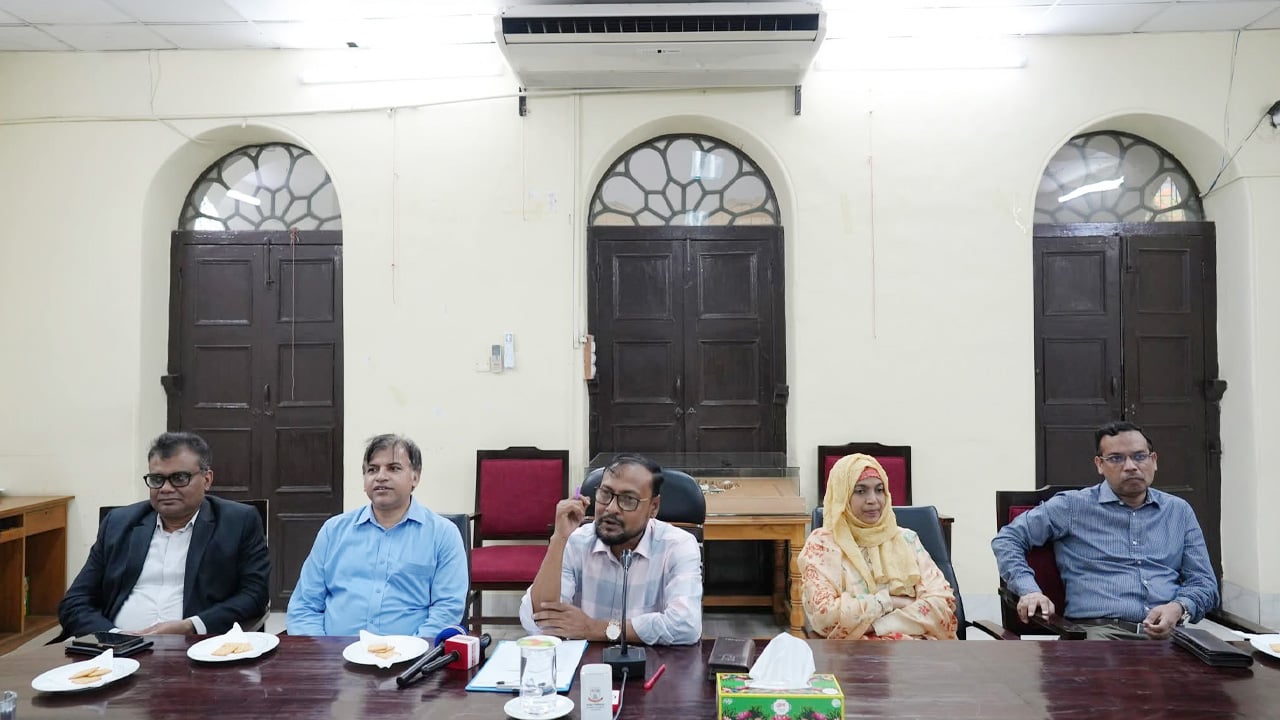 জবিতে ক্রীড়া সম্পাদককে চড়, অভিযুক্ত নেলী সাময়িক বহিষ্কার