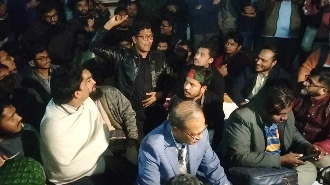 এবার শিক্ষার্থীদের সঙ্গে অনশনে উপাচার্যসহ জবি প্রশাসন
