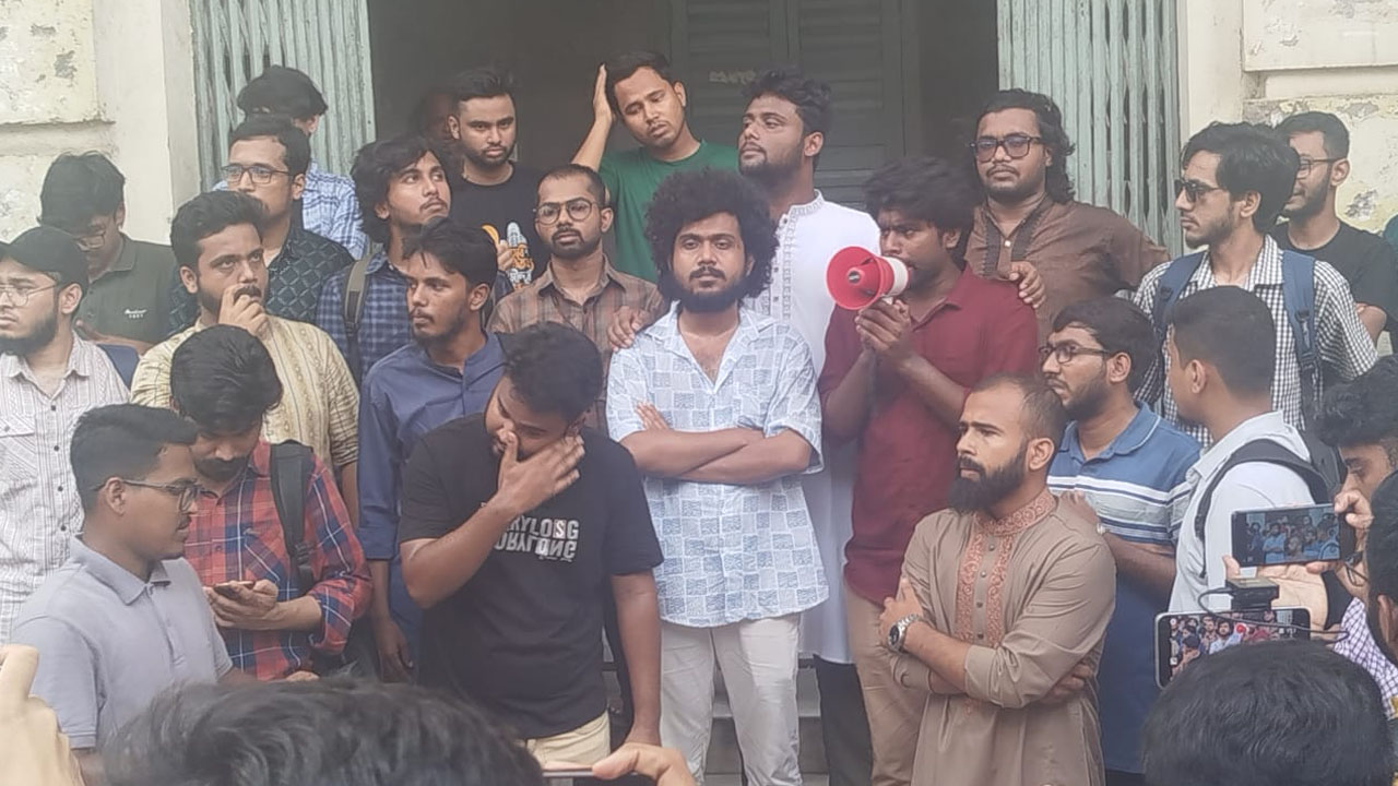 রেজিস্ট্রারকে পদত্যাগ করতে আল্টিমেটাম জবি শিক্ষার্থীদের