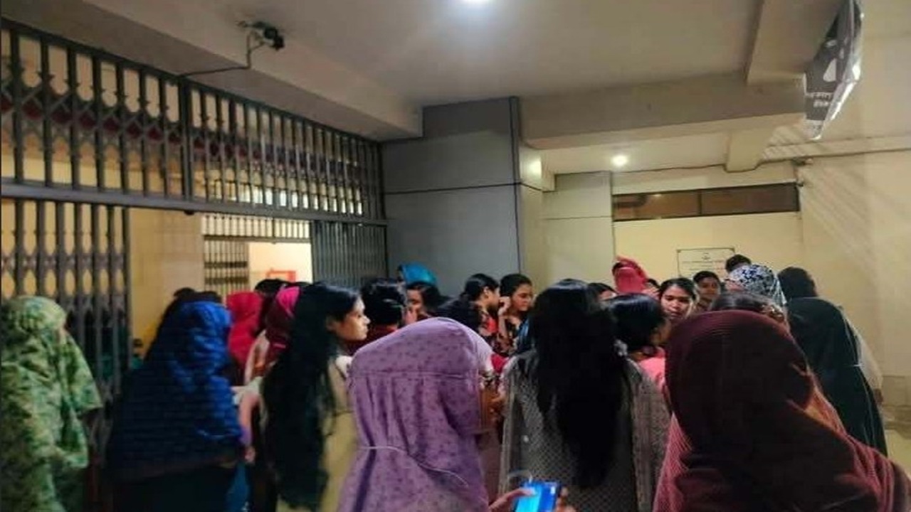 হলে নেটওয়ার্কের দাবিতে মধ্যরাতে বিক্ষোভ জবি ছাত্রীদের
