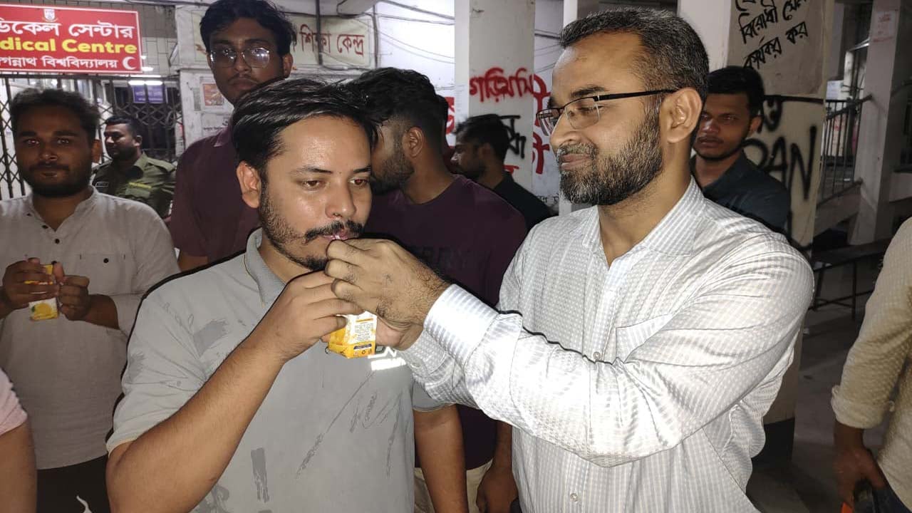 দাবি মেনে নেয়ায় অনশন ভাঙলেন জবি শিক্ষার্থীরা