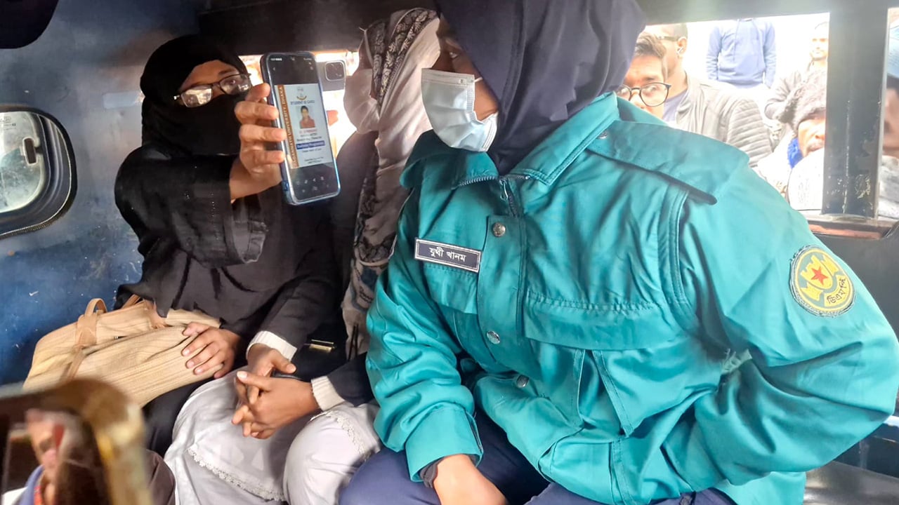 পরিচয়পত্র দেখানোর পরও শিবিরের ভিপি প্রার্থীর স্ত্রীকে পুলিশে দিল ছাত্রদল