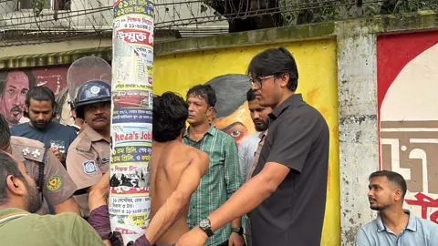 ছাত্রলীগ সন্দেহে রিকশাচালককে ধরে পুলিশে দিল জবি ছাত্রদল