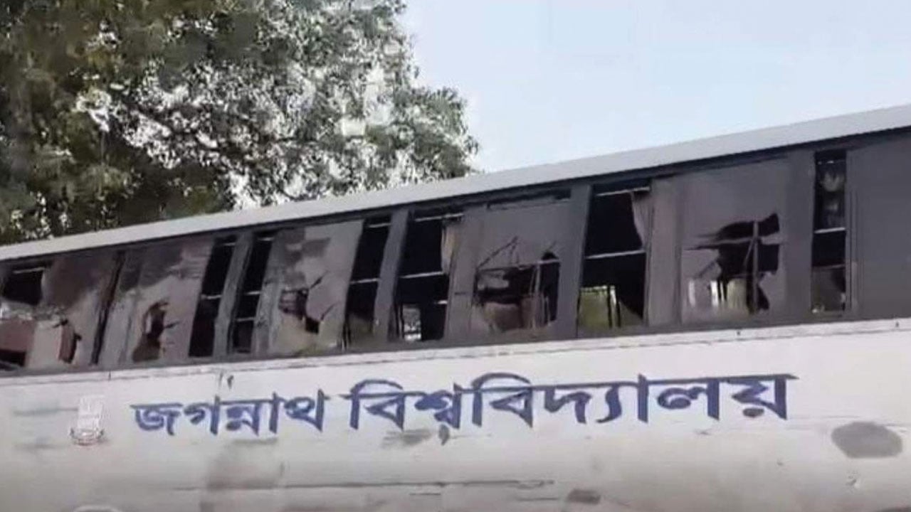 মানিকগঞ্জে জবির বাসে হামলা, আহত ১০