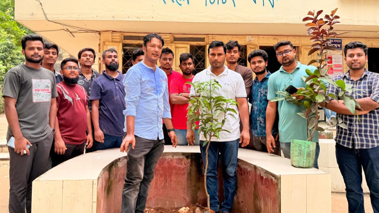 জবিতে গণঅভ্যুত্থানের শহীদদের স্মরণে ছাত্রদলের বৃক্ষরোপণ