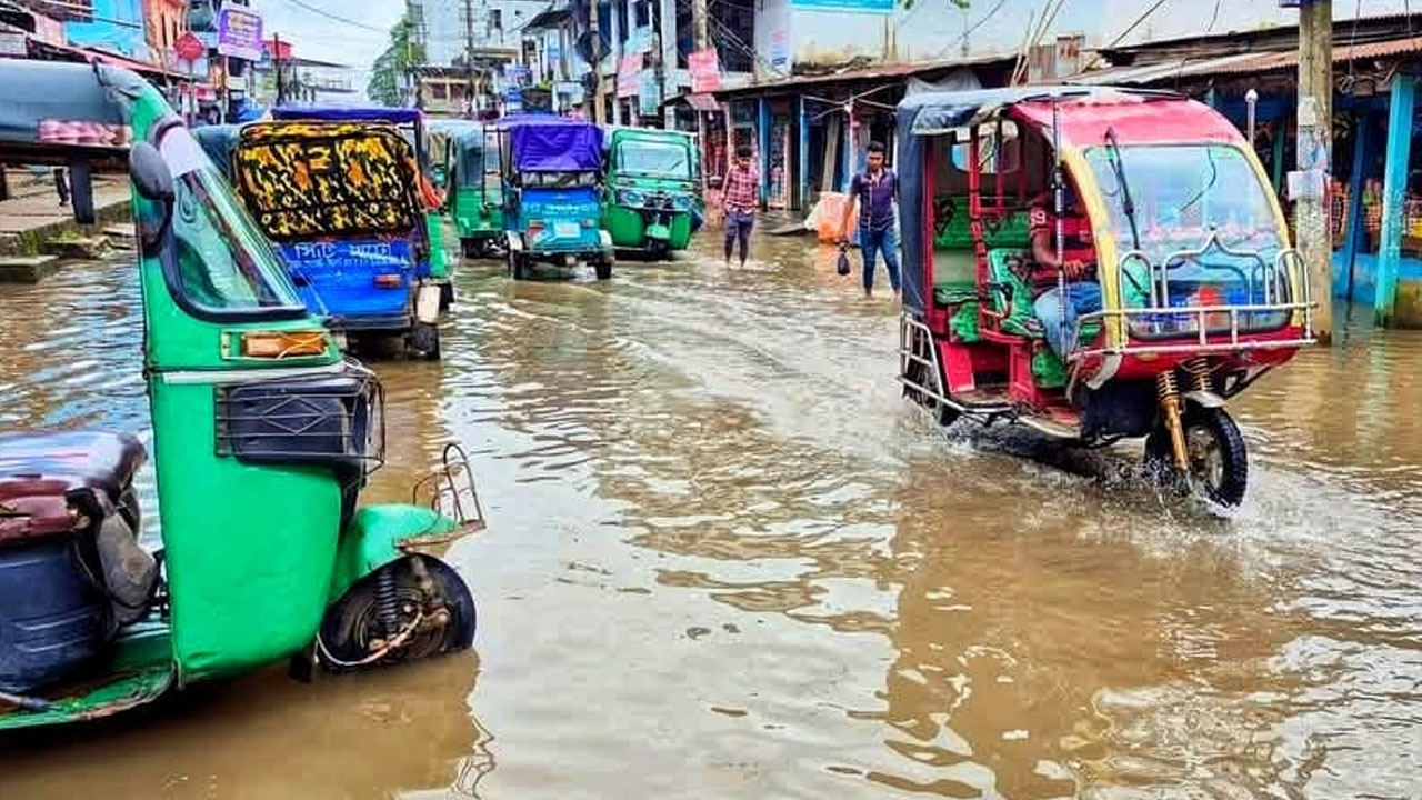 ভেঙে গেছে কুশিয়ারা ডাইক: জকিগঞ্জে প্লাবিত গ্রামের পর গ্রাম