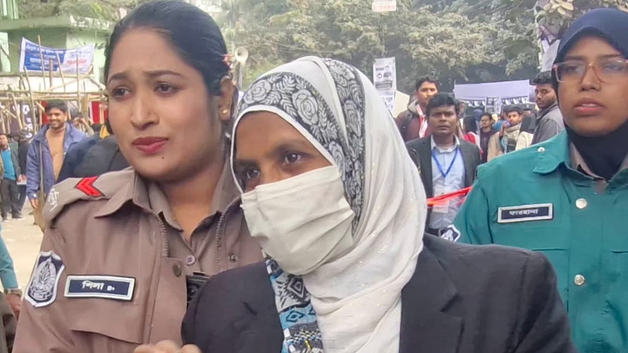 কেন্দ্রে প্রবেশের চেষ্টাকালে যুবক ও নারী আটক