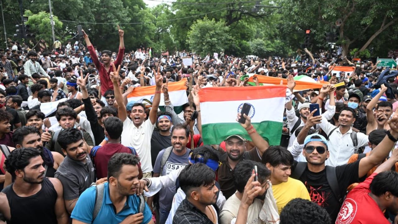 ‘স্বৈরাচার পরাজিত’, যন্তর মন্তরে স্লোগান-নৃত্য