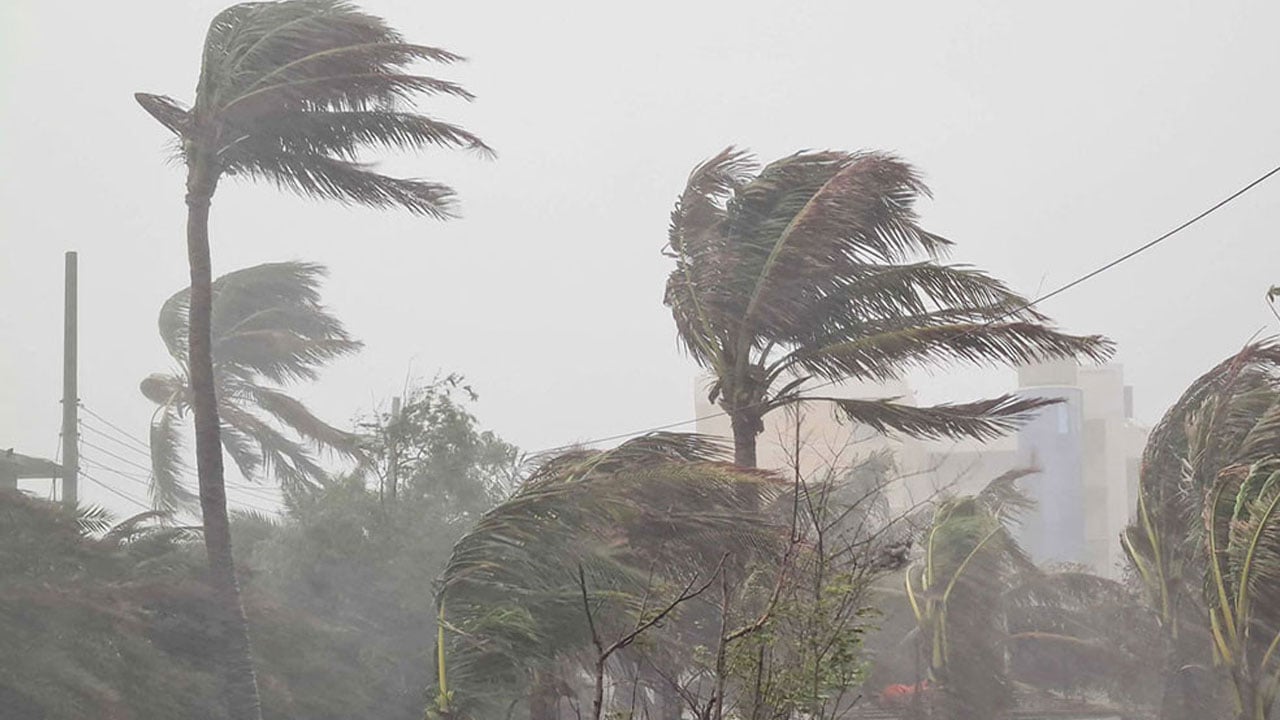 ৮০ কিলোমিটার বেগে ঝড়ের আভাস, কোথায় আঘাত হানতে পারে
