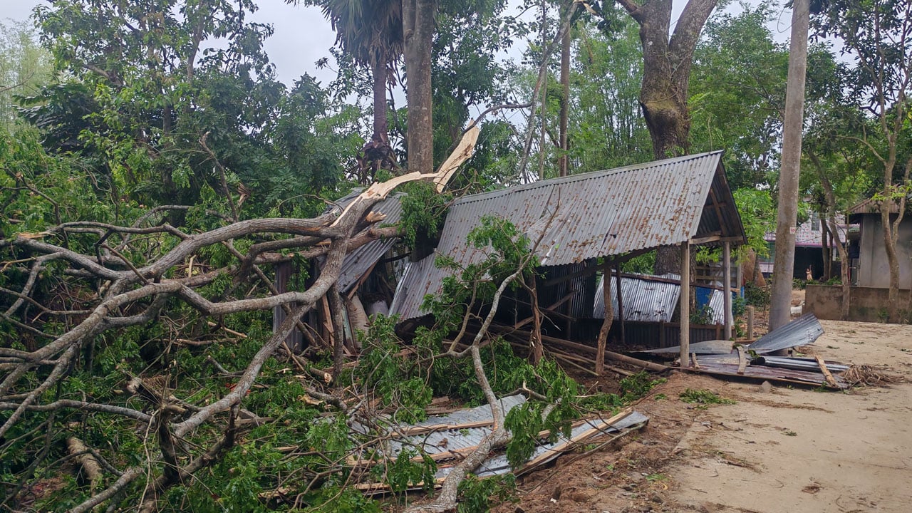 পরশুরামে কালবৈশাখীর তাণ্ডবে বিধ্বস্ত ঘরবাড়ি, বিচ্ছিন্ন বিদ্যুৎ অবকাঠামো