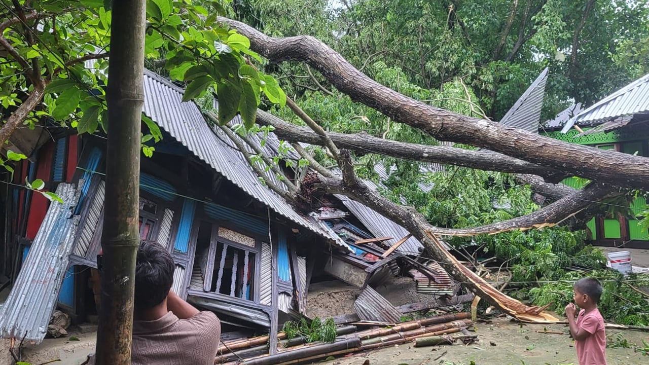 শাহরাস্তিতে ঝড়ে ব্যাপক ক্ষয়ক্ষতি, বিদ্যুৎ সরবরাহ বন্ধ