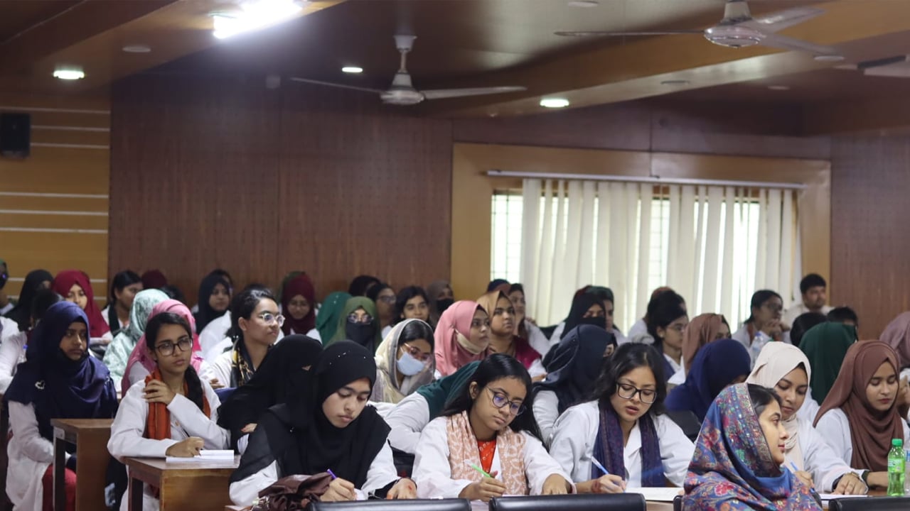 যশোর মেডিকেল কলেজে ‘রাইজ অ্যান্ড থ্রাইভ’-এর মাইন্ড প্রোগ্রামিং কর্মশালা অনুষ্ঠিত
