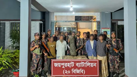 বিজিবি-এসআরবির অভিযানে ৭২ কেজির কষ্টিপাথরের মূর্তি উদ্ধার, আটক ৪