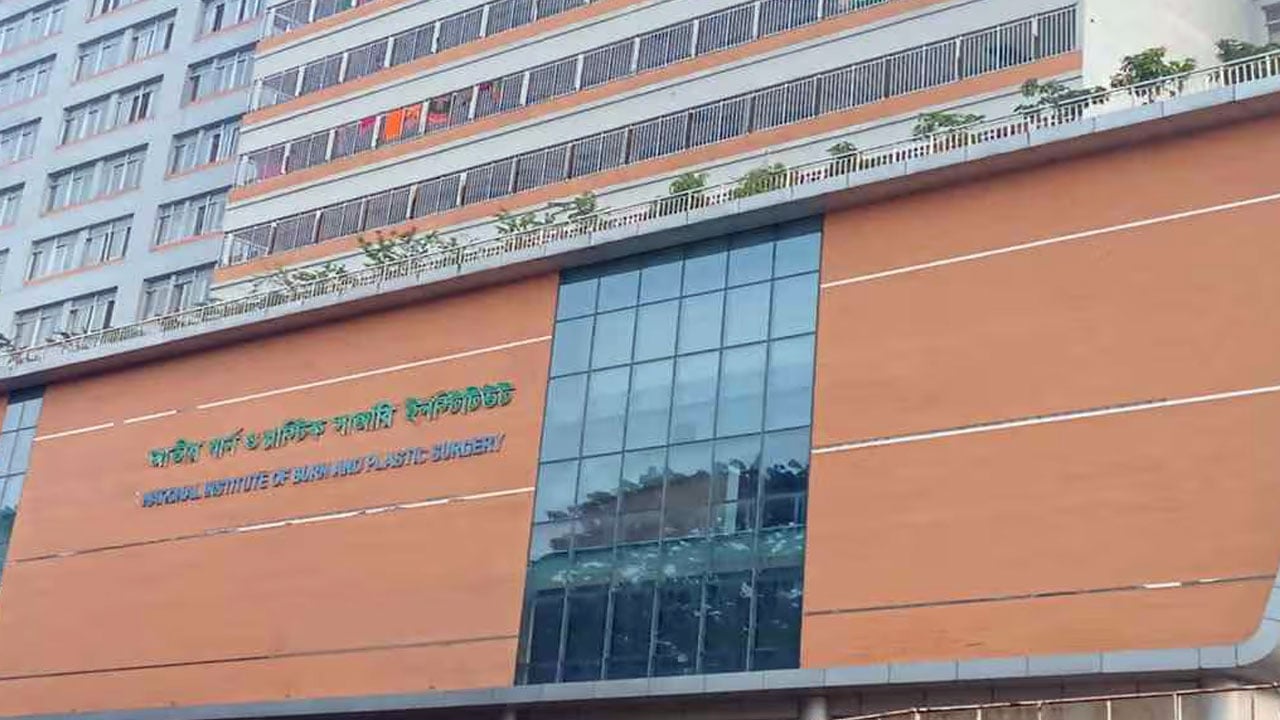 রাজধানীতে গ্যাস লিকেজ থেকে বিস্ফোরণ, নারী-শিশুসহ দগ্ধ ১০