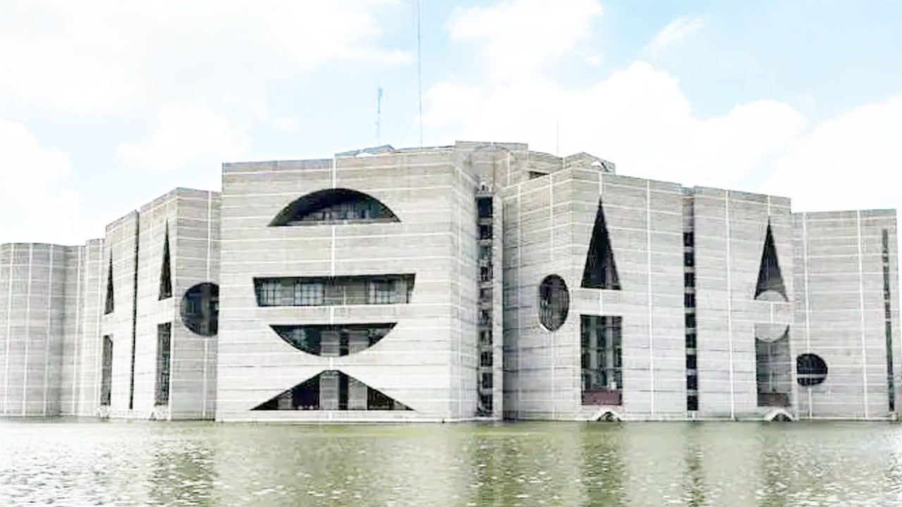 নির্বাচিত সংসদ সদস্যদের শপথ কে পড়াবেন?