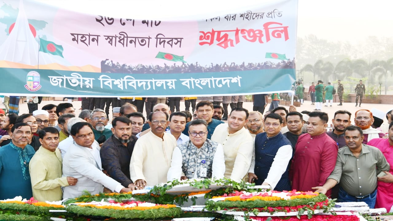 জাতীয় স্মৃতিসৌধে শ্রদ্ধা জানালেন জাতীয় বিশ্ববিদ্যালয় উপাচার্য