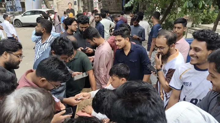 জবিতে গরু ভোজ ঘিরে উৎসবমুখর পরিবেশ, শিক্ষার্থীদের সরব উপস্থিতি