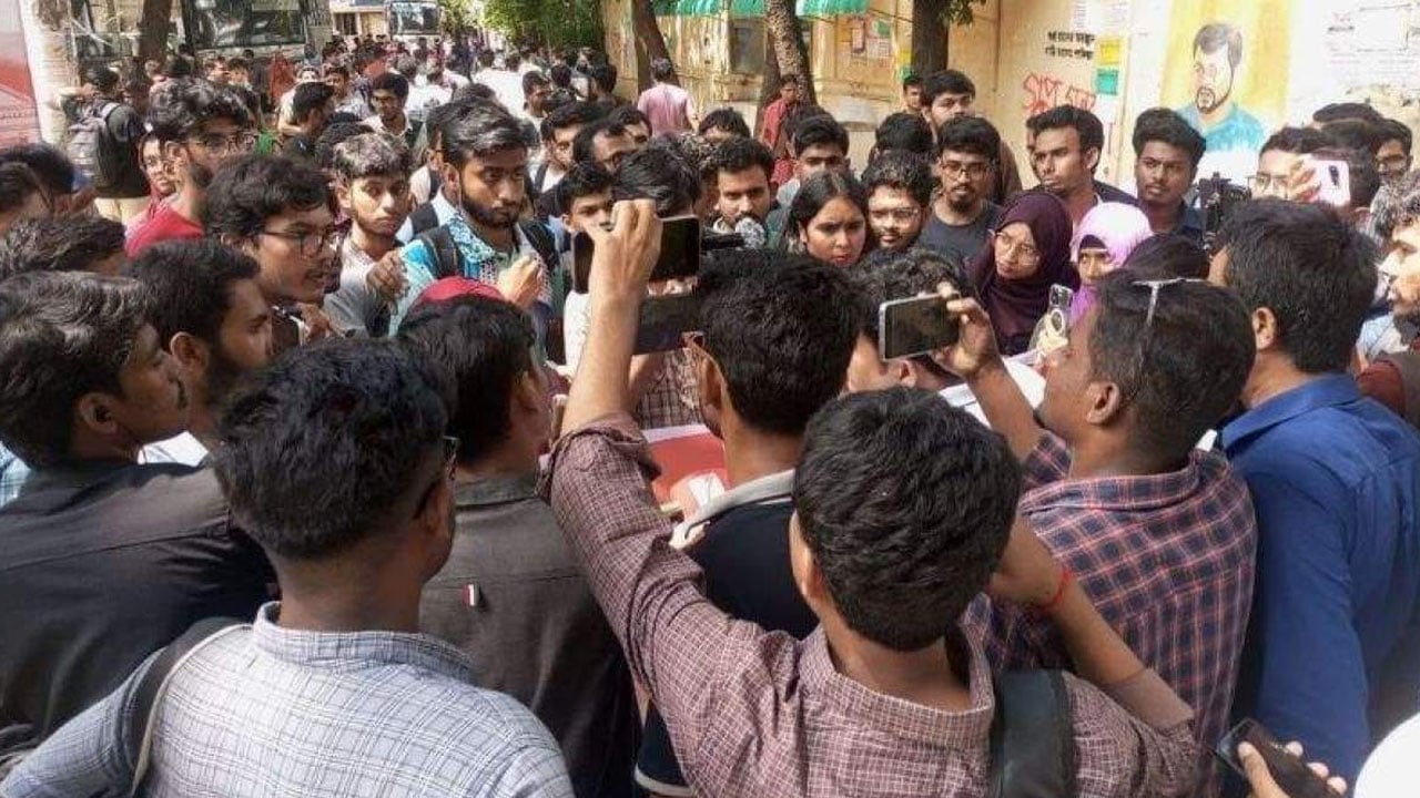 সহপাঠীর ওপর হামলার বিচার দাবিতে জবিতে বিক্ষোভ, প্রশাসনের বাধা