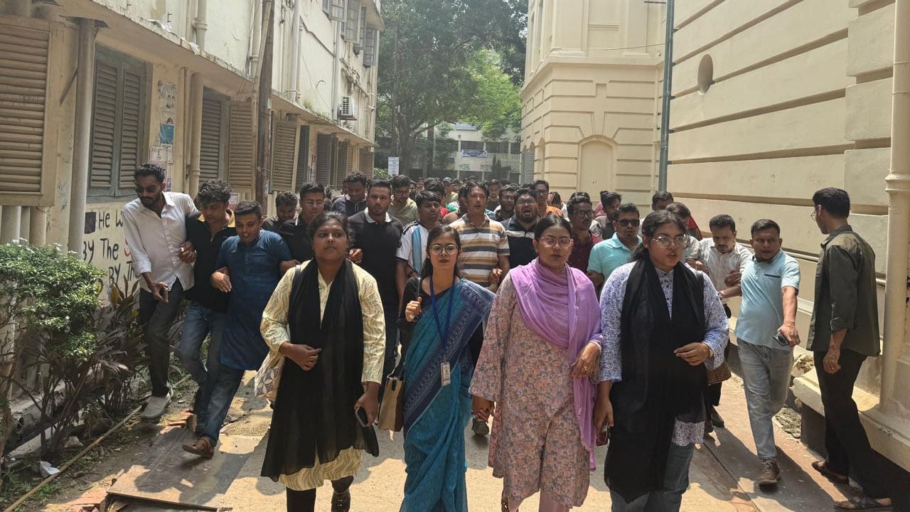 আ. লীগের অপতৎপরতার প্রতিবাদে জবি ছাত্রদলের বিক্ষোভ