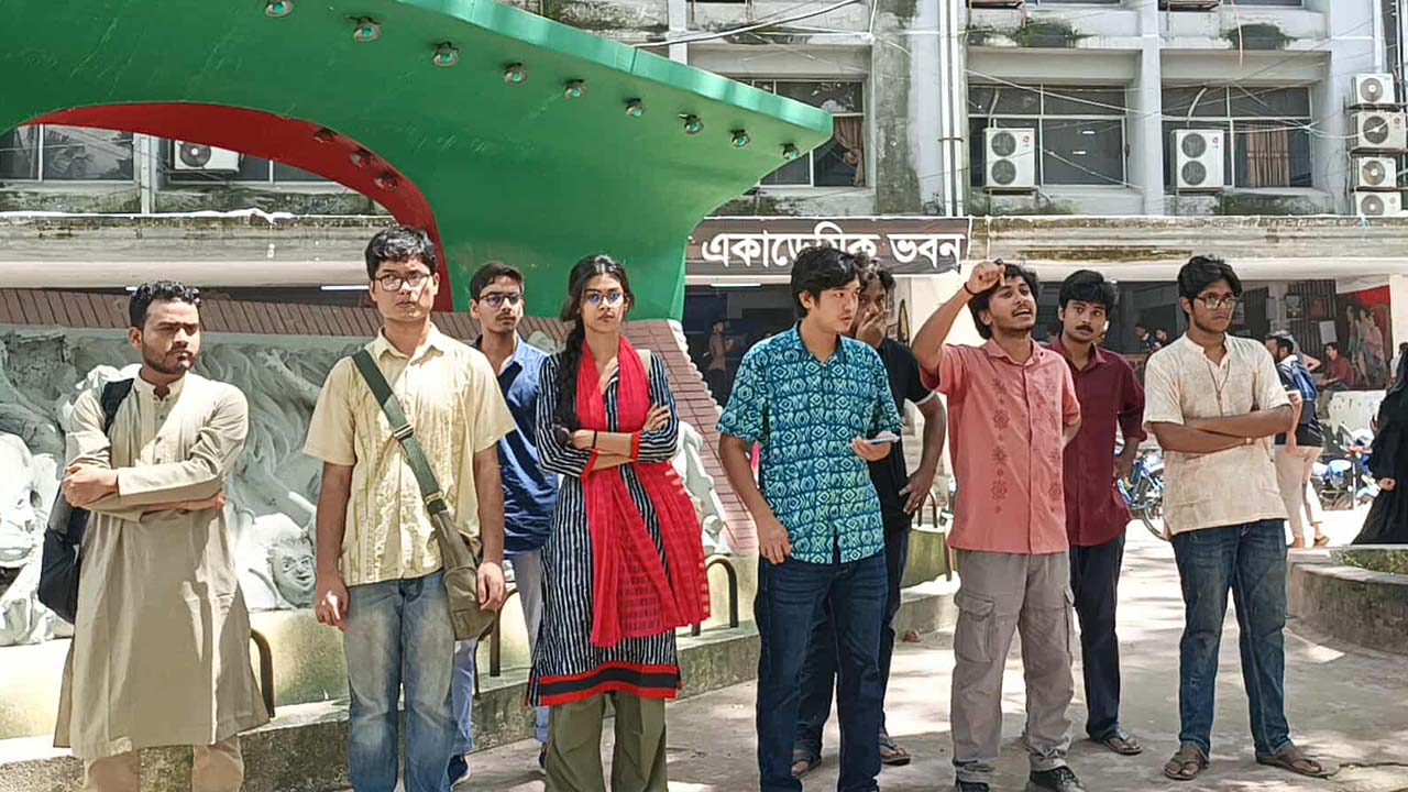 নীলফামারীতে শ্রমিক হত্যায় জবিতে শিক্ষার্থীদের বিক্ষোভ