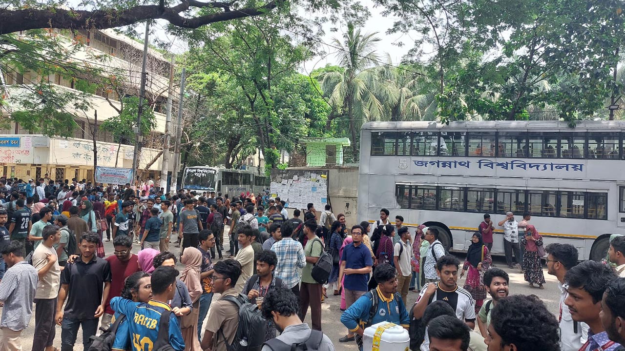 লং মার্চের উদ্দেশে ক্যাম্পাসে জড়ো হচ্ছেন জবি শিক্ষার্থীরা