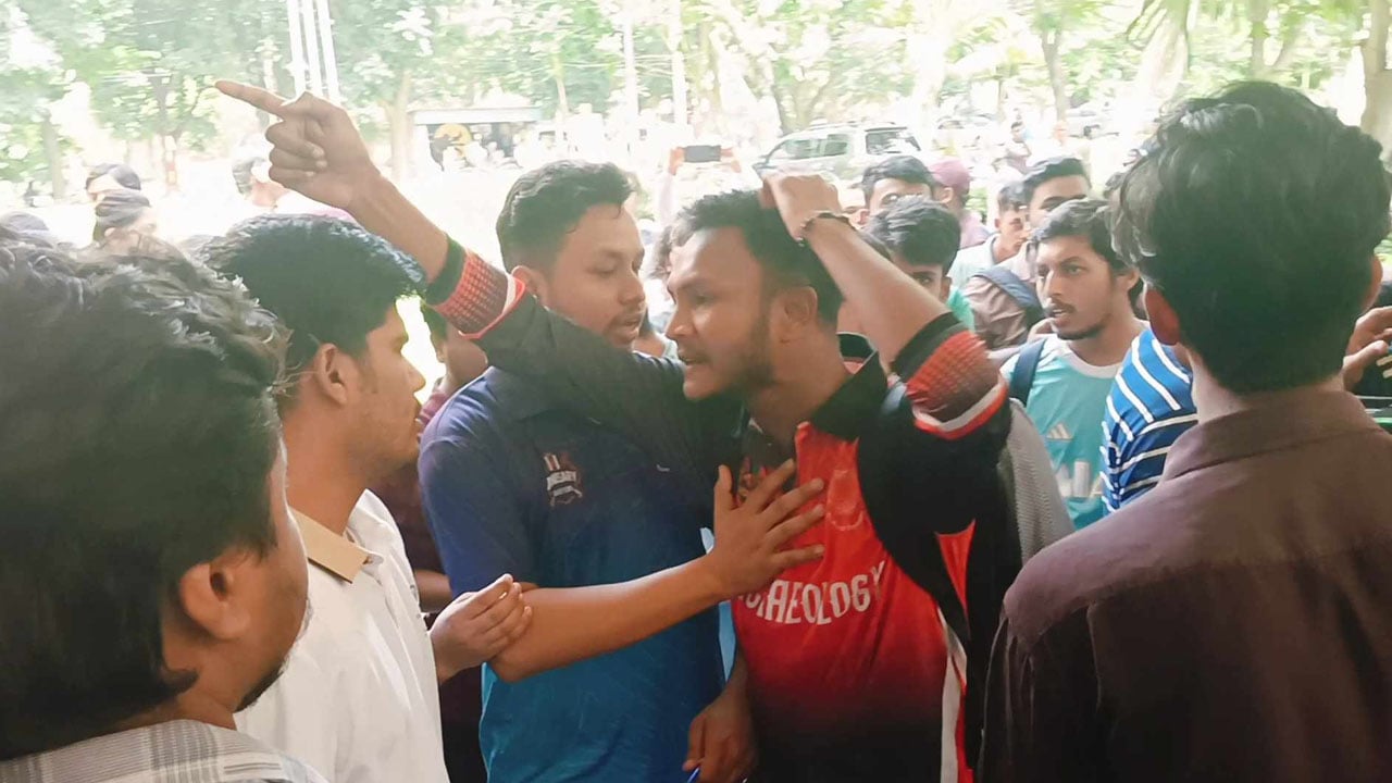 জাবিতে প্রশাসনিক ভবন তালা দিয়ে অটোরিকশা চালুর দাবি