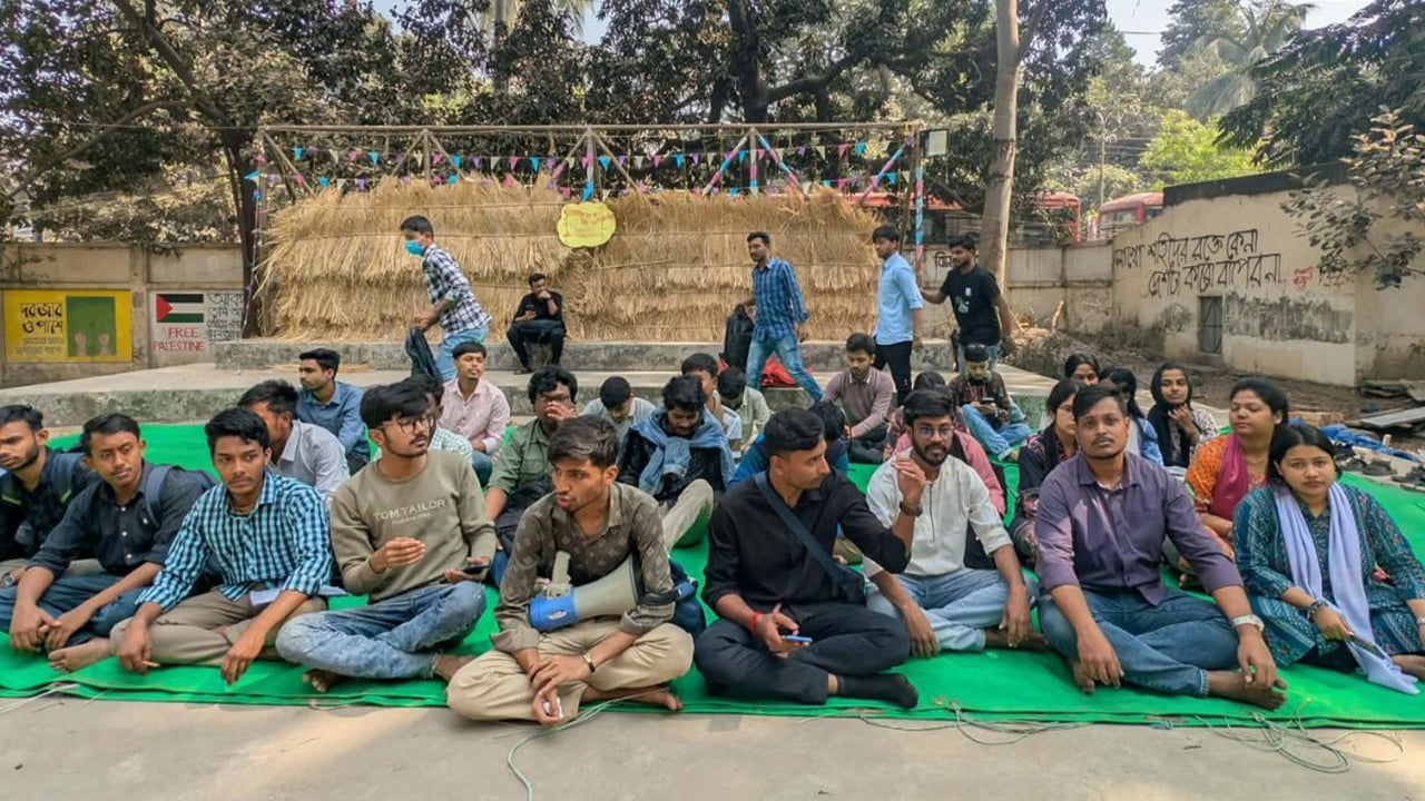 জবিতে কেন্দ্রীয় মন্দিরের দাবিতে সনাতন শিক্ষার্থীদের অবস্থান