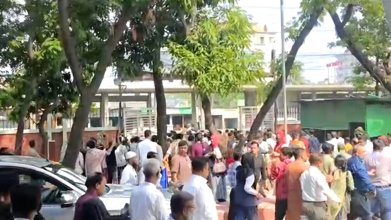 জাতীয় বিশ্ববিদ্যালয়ের ভিসির গাড়িতে ছাত্রদের হামলা