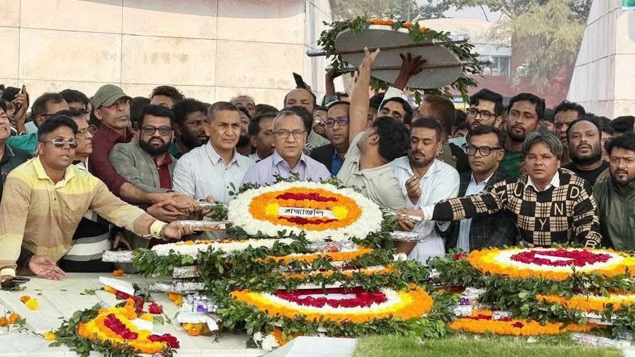 বিজয় দিবসে জিয়াউর রহমানের সমাধিতে যুবদলের শ্রদ্ধা
