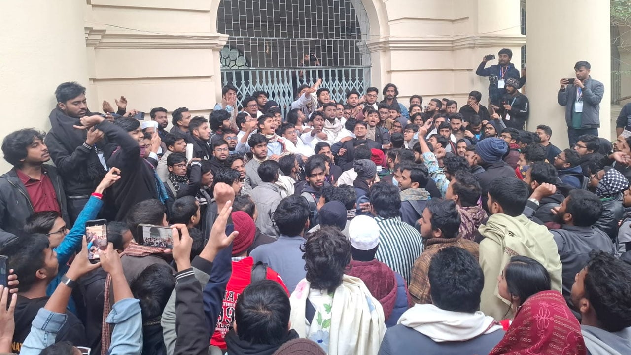 জকসু নির্বাচন স্থগিত প্রশাসনের, ভিসি ভবন ঘেরাও শিক্ষার্থীদের