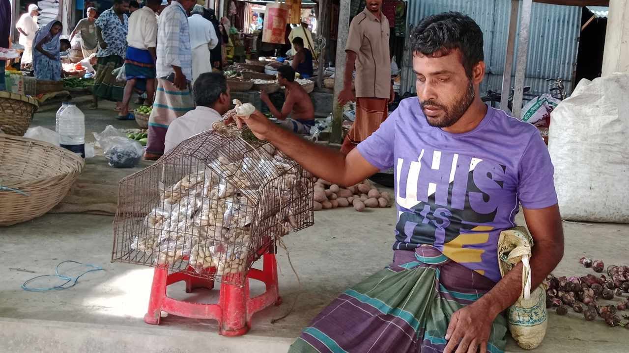 অন্ধত্ব হার মানাতে পারেনি, বাদাম বিক্রি করেই চলছে জুয়েলের জীবনসংগ্রাম