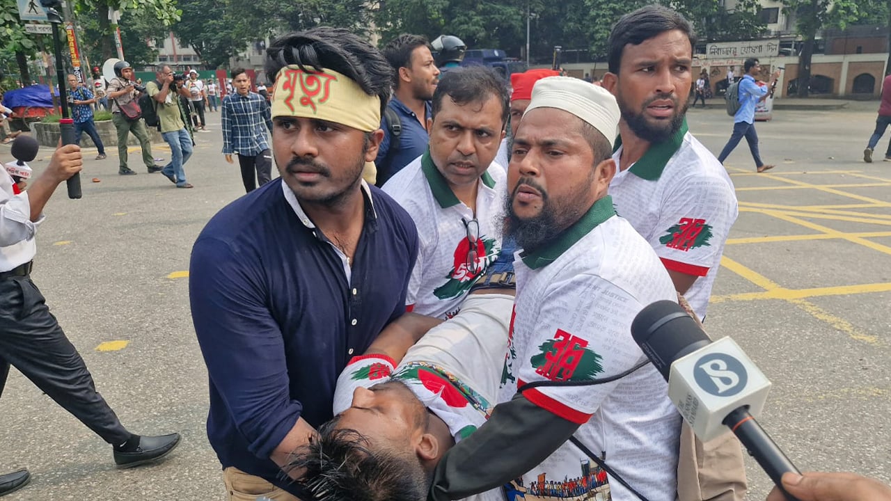 মঞ্চের সামনে অবস্থান নেওয়াদের সরিয়ে দিলো পুলিশ
