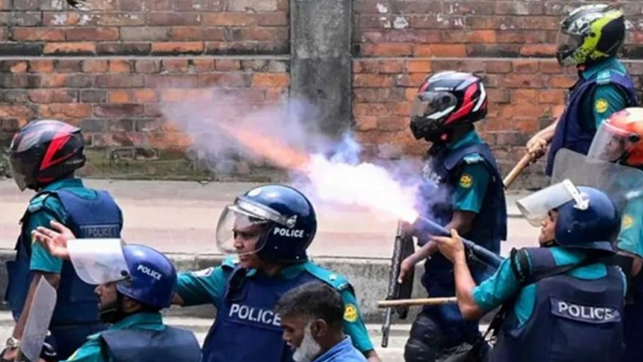 আমার ডান হাতে গুলি লেগে অপর পাশ দিয়ে বেরিয়ে যায়