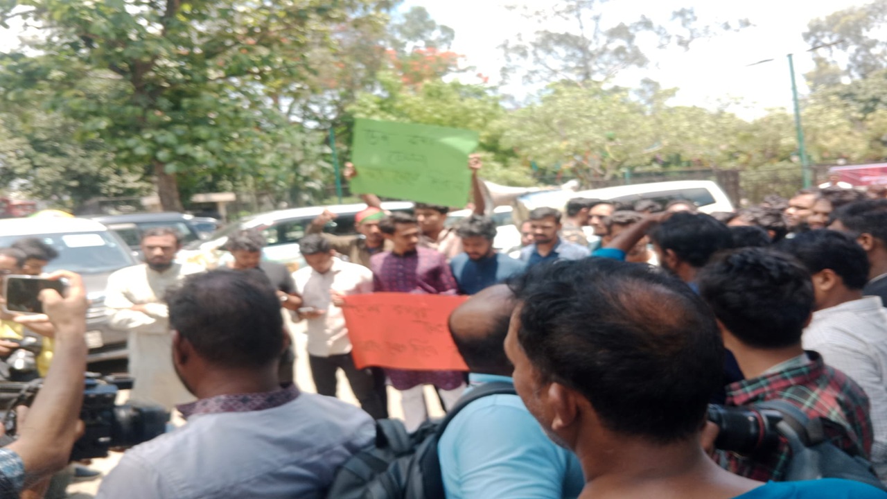 পুলিশ পাহারায় সচিবালয়ের ভেতরে জুলাই মঞ্চের প্রতিনিধিদল