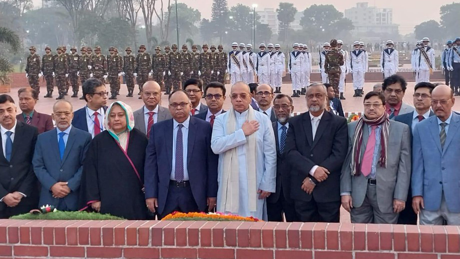 জাতীয় স্মৃতিসৌধে প্রধান বিচারপতির শ্রদ্ধা