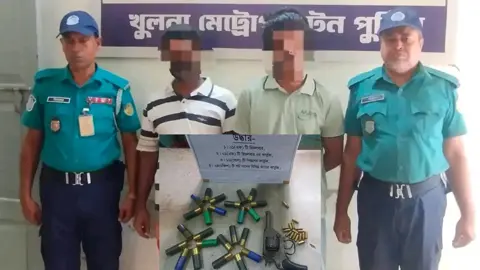 বিছানার নিচ থেকে অস্ত্র ও ৪১ রাউন্ড গুলি উদ্ধার, খুলনায় রফিক বাহিনীর ২ সদস্য গ্রেপ্তার