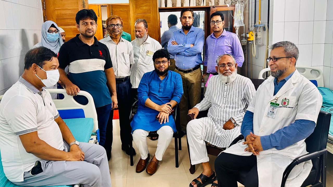 কাদের গনিকে দেখতে হাসপাতালে পেশাজীবী নেতৃবৃন্দ