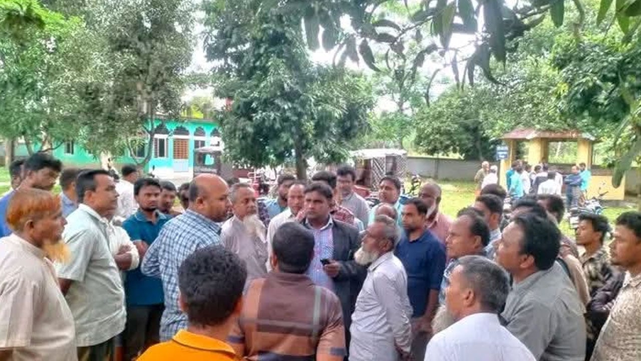 বিএনপি নেতার বিরুদ্ধে চাঁদাবাজির অভিযোগে থানা ঘেরাও করে বিক্ষোভ