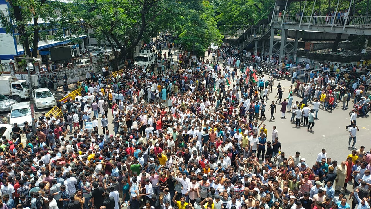শপথ পড়ানোর দাবিতে মৎস্য ভবন মোড়ে ইশরাক সমর্থকদের বিক্ষোভ