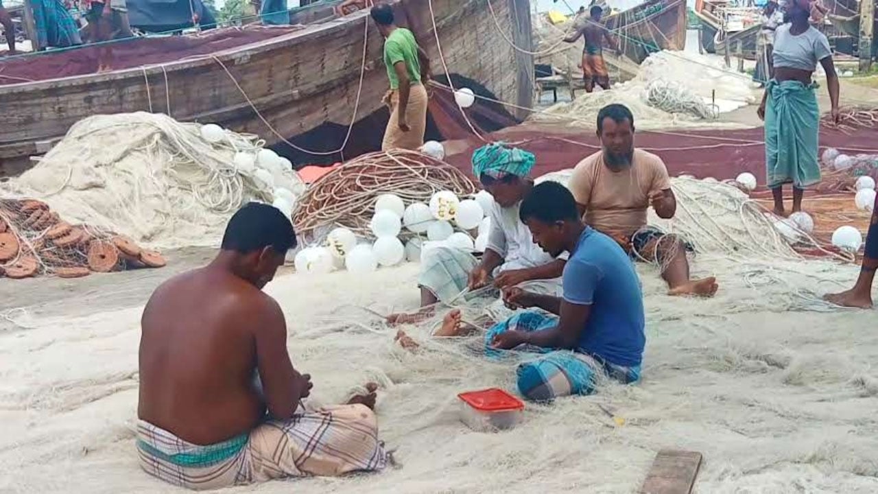 ৫৮ দিনের নিষেধাজ্ঞা শেষে সাগরে ফিরছেন জেলেরা, চলছে প্রস্তুতি