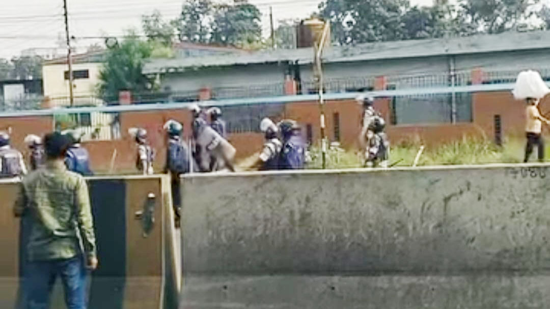 কালিয়াকৈরে গার্মেন্টস শ্রমিকদের সঙ্গে পুলিশের সংঘর্ষ