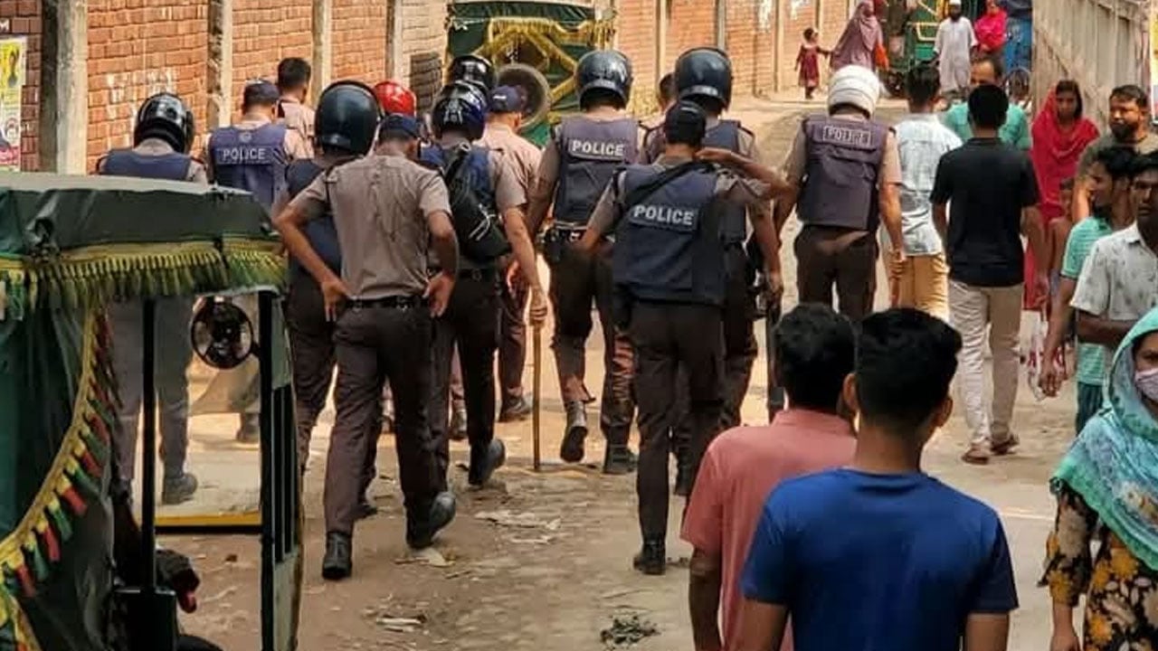 বকেয়া বেতনের দাবিতে কারখানা ভাঙচুর, শ্রমিক-পুলিশের সংঘর্ষ