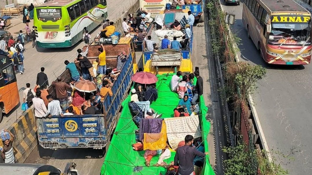 বাসভাড়া বেশি, জীবনের ঝুঁকি নিয়ে ট্রাকে ছুটছেন যাত্রীরা