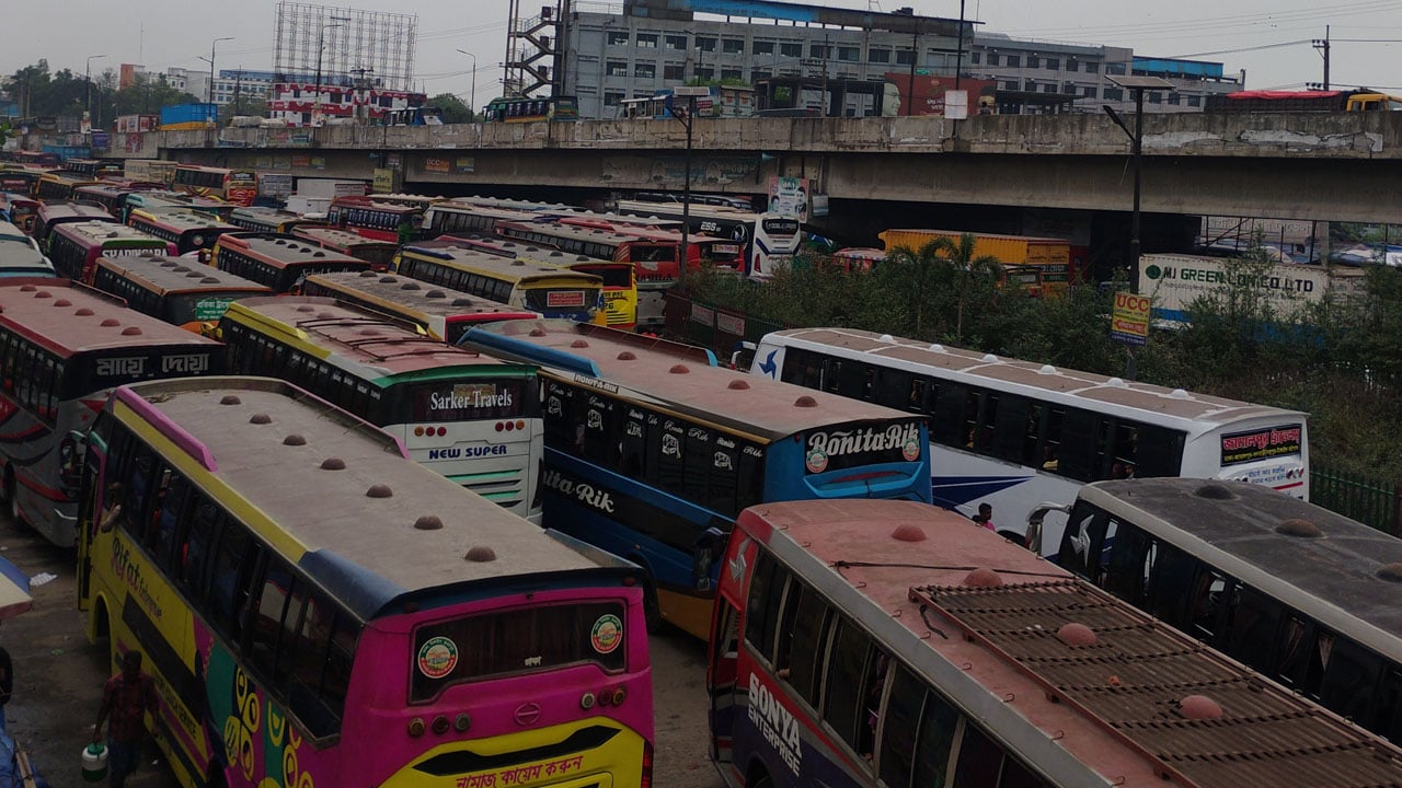 ঢাকা-টাঙ্গাইল মহাসড়কে যাত্রীর অপেক্ষায় সারি সারি গাড়ি
